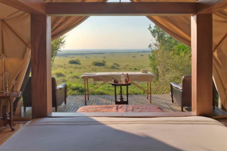 Bateleur-camp bedroom with massage table